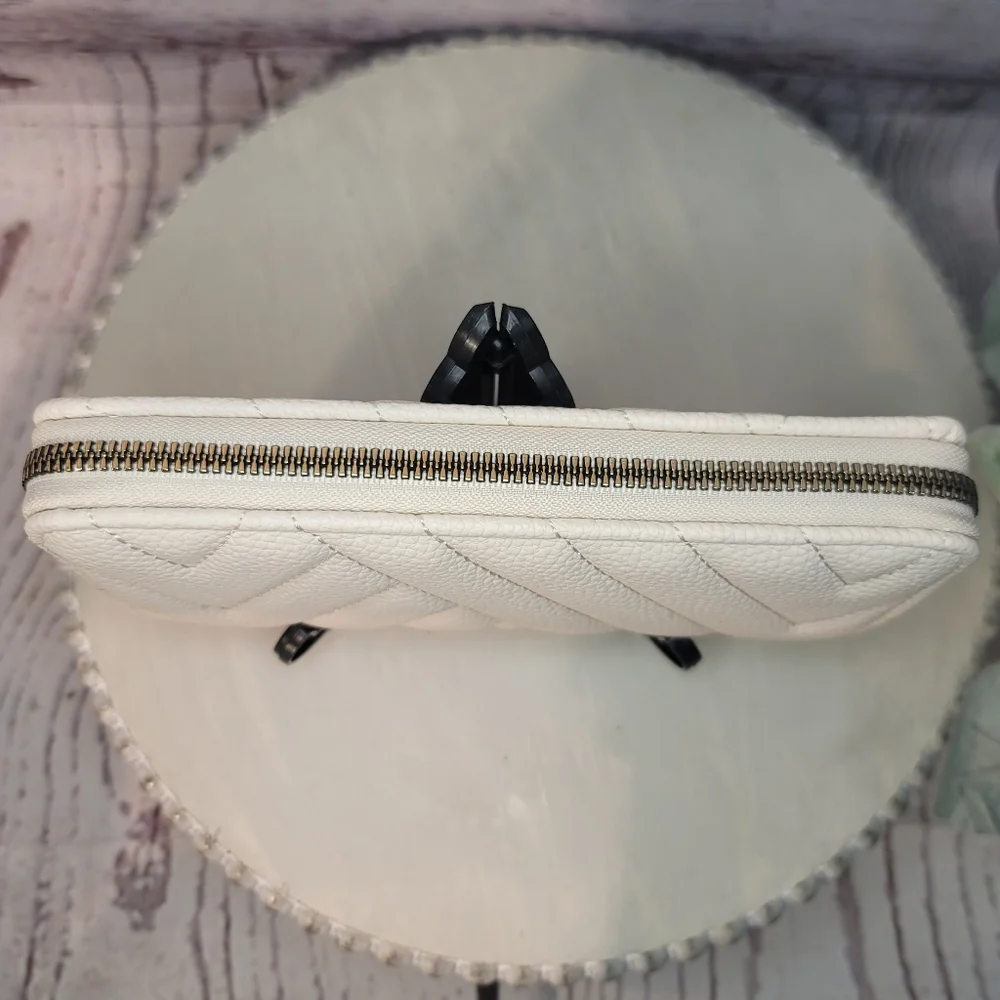NWOT Adrienne Vittadini Elegant Cream Women's Card   Wallet